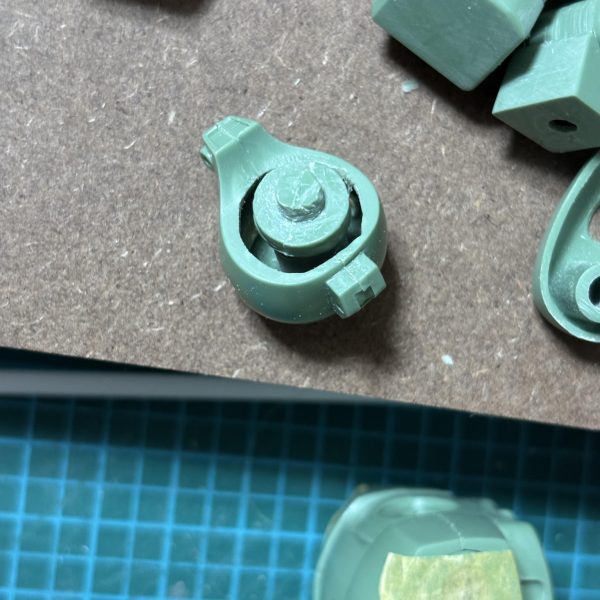 ヒケ　スジ　ケガキ　切断　パテ盛り付け　。。。膝 の 二重関節 に ビルドダイバーズ のキットを使用以外とプラランナーが少ない事に気付いたり😅（3枚目）