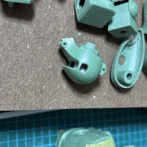 ヒケ　スジ　ケガキ　切断　パテ盛り付け　。。。膝 の 二重関節 に ビルドダイバーズ のキットを使用以外とプラランナーが少ない事に気付いたり😅（2枚目）