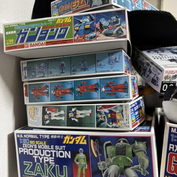 スマホ爺や　から貰い受けたほんまもん（バンナムでは無いやつ）転売　ヤーさん　ガンダムベースの袋梱包のバンナムキット達出来る所まで（冬場までに）関節拡張やって　しまいます　😡😡😡（気合い）でっかいザクくん　は　アニメ寄りに制作予定です！！😁😁😁合間にでっかいガンダム　も関節拡張（レシピが無いので自作する事に😇😇😇）します。。。。 （3枚目）