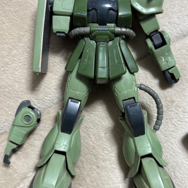 制作に辺り　ウチのザク達かき集めてみました。^_^笑（笑えない）量産型ザク　ザクマインレイヤー０８小隊ザク　ザク後期量産型デザインライン　が　違い過ぎです^_^;量産型ザクくんはそのまんま素組み　関節拡張ランナーパテ仕上げ　で　制作確定しました。（＾ω＾）（改修するとややこしそうなので）（5枚目）