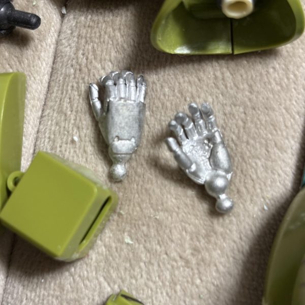 制作に辺り　ウチのザク達かき集めてみました。^_^笑（笑えない）量産型ザク　ザクマインレイヤー０８小隊ザク　ザク後期量産型デザインライン　が　違い過ぎです^_^;量産型ザクくんはそのまんま素組み　関節拡張ランナーパテ仕上げ　で　制作確定しました。（＾ω＾）（改修するとややこしそうなので）（4枚目）