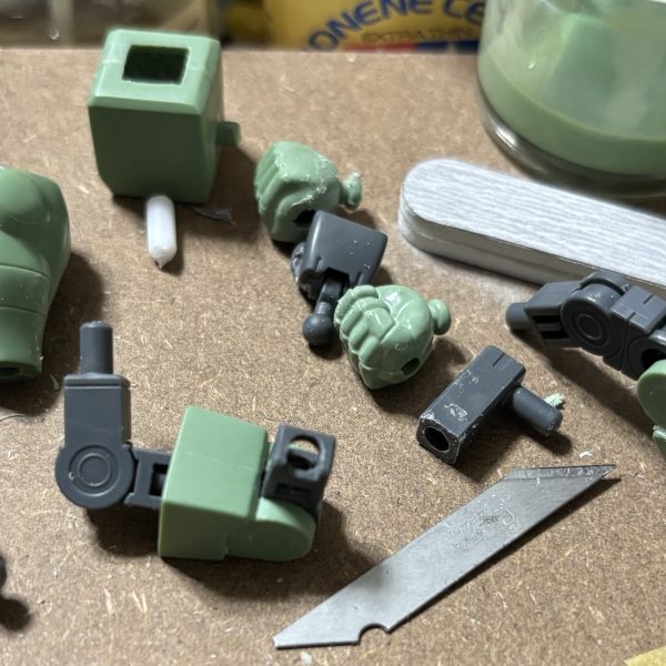 本日　（制作には３週溶かすつもり）両腕　肩スパイク  の 中プラバン新造足靴 部分 の スジ彫り  ランナーパテ塗り（黒色）して満足満足☺️後々課題　↓動力パイプ加工足首内　腕の付け根　の 関節制作頭部の諸々　  ちょっと ザクっぽい 感じが 出してみたい なって 立ち姿　を貼りました。😊 （4枚目）