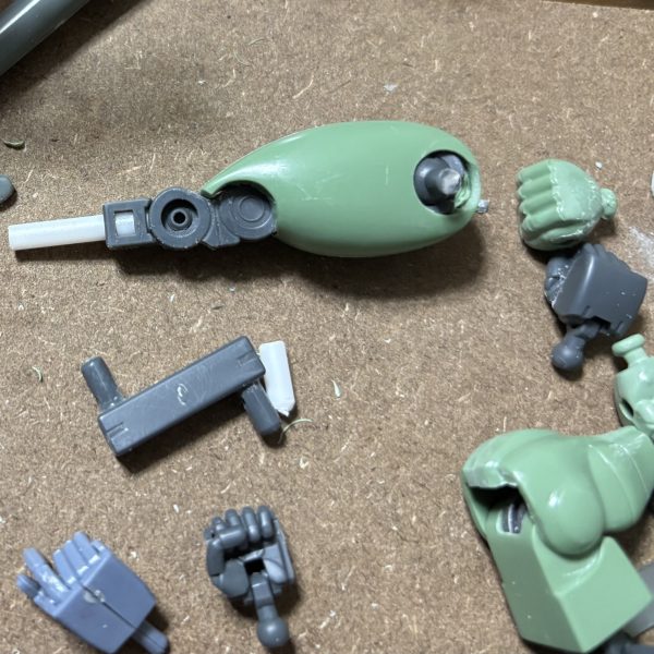 本日　（制作には３週溶かすつもり）両腕　肩スパイク  の 中プラバン新造足靴 部分 の スジ彫り  ランナーパテ塗り（黒色）して満足満足☺️後々課題　↓動力パイプ加工足首内　腕の付け根　の 関節制作頭部の諸々　  ちょっと ザクっぽい 感じが 出してみたい なって 立ち姿　を貼りました。😊 （3枚目）