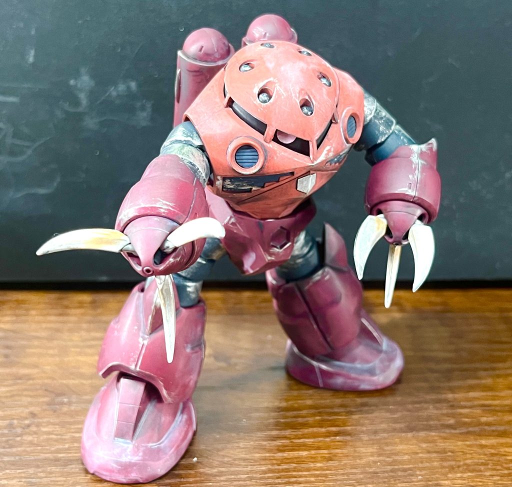 7/9製作  HG ズゴック（シャア専用）初めてのプラモデルでした。そのまま組んでも良かったのですが、色々調べてく内にウェザリングというリアル調の汚し表現に目を惹かれました。これで行こう‪、と。ひとまず近場の家電量販店に行ってみて練習だから安くて簡単そうなので組んでみたいなと目に付いたのがこの子です。今見ると筆遣いも雑ですし、汚し過ぎて不自然になってるなとも思いますが、作ってよかったと思ってる初作です。今も作業机の正面に悠々と飾っております。かわいい。