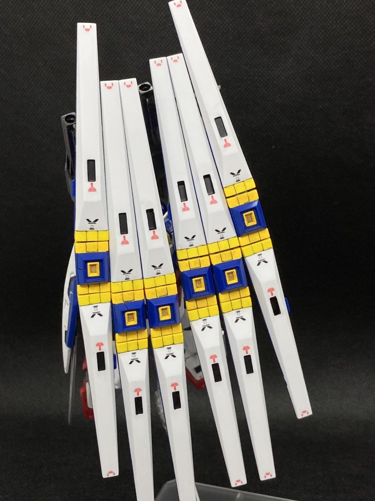 シールドビットは書かずとも、νガンダムのフィンファンネル可動域広くすっぽりと、隠れる事もできます青色もハイニューっぽくてお気に入り