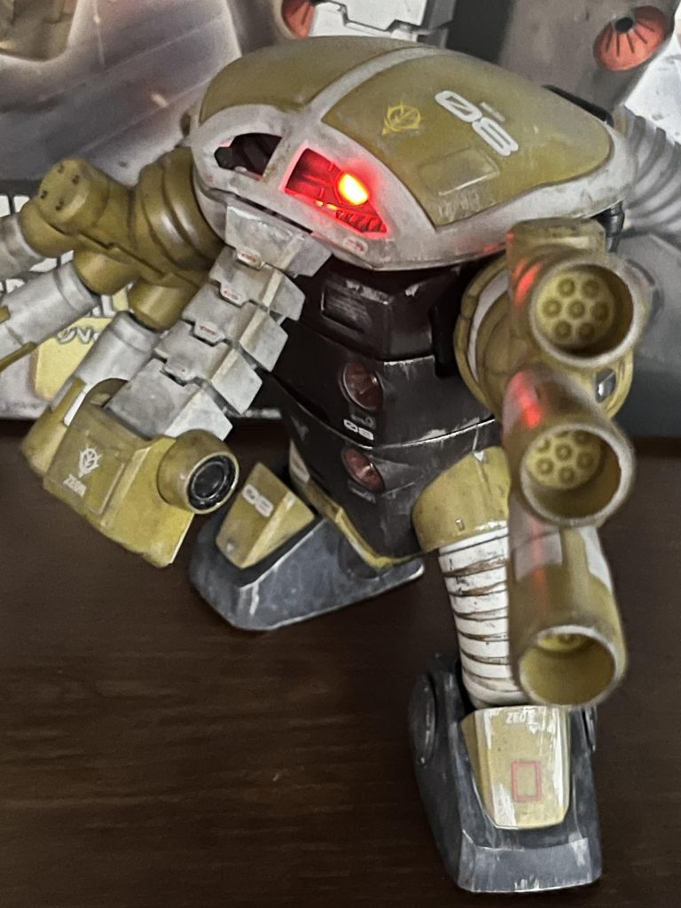 7/16製作 HG ジュアッグズゴック制作の時点で水陸両用モビルスーツにハマった結果まず買い漁ったのがこのジュアッグです。ずんぐりむっくりな体型と両手の砲身、特徴的な鼻（？）。見てすぐに好きになりました。水陸両用は汚すのが簡単だしパーツも少ないからすぐ完成した覚えがあります。この頃は１個作品を作る事に新しいことをするようにしていたので、モノアイは磁石を当てると光るように改造してみました。