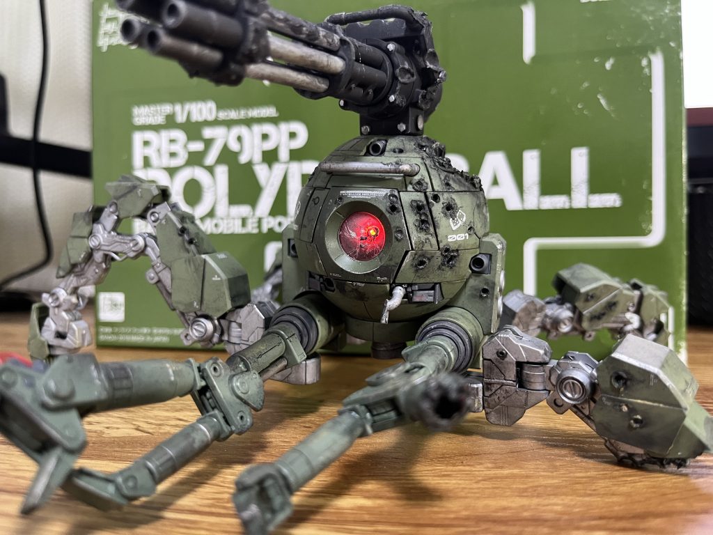 7/22製作 MG ポリポッドボールダメージ加工の練習になってくれたのがこのポリポッドボールです。左半身をビームサーベルとメガ粒子砲で落とされたようなイメージです。写真ではわからないのですが、コクピット部分は光が点滅して、故障したことがわかるような仕様にしています。ちょっと欲が出ちゃって頭部の銃をガトリングに変更しちゃいました。