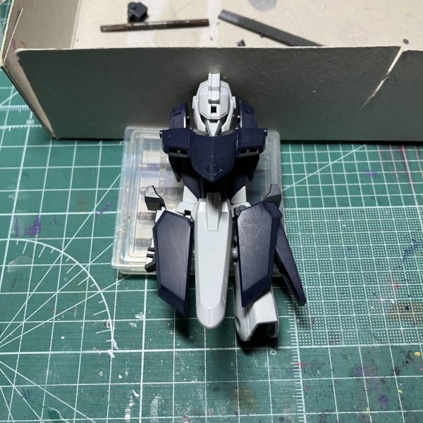 フロントアーマーの強化パーツの着脱がえらくめんどくさかったので、ボールデンアームアームズ付属のボールジョイント(小)で接続方式を変更。元の溝を広げてボール、アーマーの一部を切り欠き受けを設置。見た目に難はありますが………強化パーツも裏打ちの一部を切り欠いて下側で接続ができるようにしています。（4枚目）