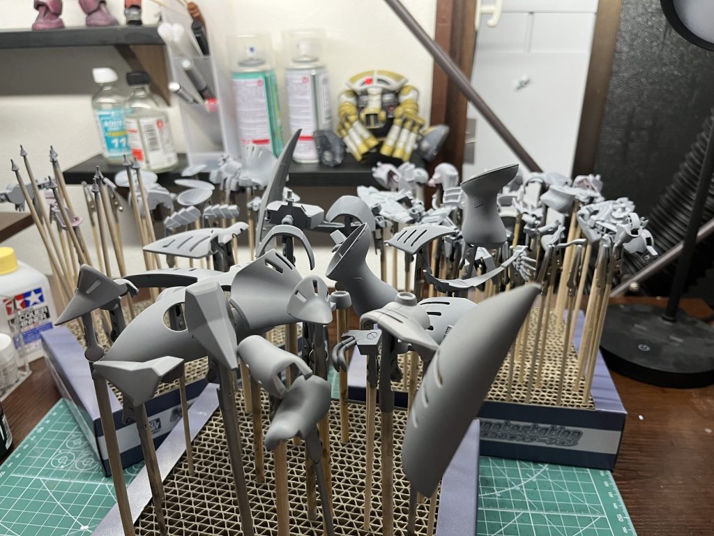 7/24 失敗 HG キュベレイ 前回分で書くべきでしたがプラモデルとして形が残っていない作品ですので忘れていました。私は今現在筆塗り中心なのですが大事なターニングポイントですので時間軸が変ですがここに記載させていただきます。この時エアブラシを購入し、キャンディ塗装に挑戦しようとキュベレイを製作しました。結果はまたまた失敗、これは私の身体の問題ですが防毒マスクを使用してもラッカー塗料やシンナーに身体が耐えきれず、ひどい眼の痛みと乾いた咳が2週間ほど続きました。アレルギーなのかなんなのか…、とにかくこれ以上エアブラシの使用は無理と判断しました。写真のキュベレイはサフを吹いた後ですが、この後色も塗ったりはしましたが身体の危険を感じ、作業は中断しました…。