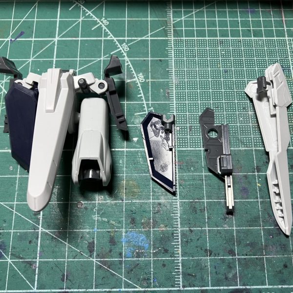 フロントアーマーの強化パーツの着脱がえらくめんどくさかったので、ボールデンアームアームズ付属のボールジョイント(小)で接続方式を変更。元の溝を広げてボール、アーマーの一部を切り欠き受けを設置。見た目に難はありますが………強化パーツも裏打ちの一部を切り欠いて下側で接続ができるようにしています。（1枚目）