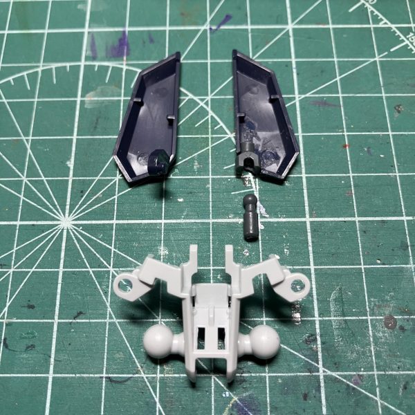 フロントアーマーの強化パーツの着脱がえらくめんどくさかったので、ボールデンアームアームズ付属のボールジョイント(小)で接続方式を変更。元の溝を広げてボール、アーマーの一部を切り欠き受けを設置。見た目に難はありますが………強化パーツも裏打ちの一部を切り欠いて下側で接続ができるようにしています。（2枚目）