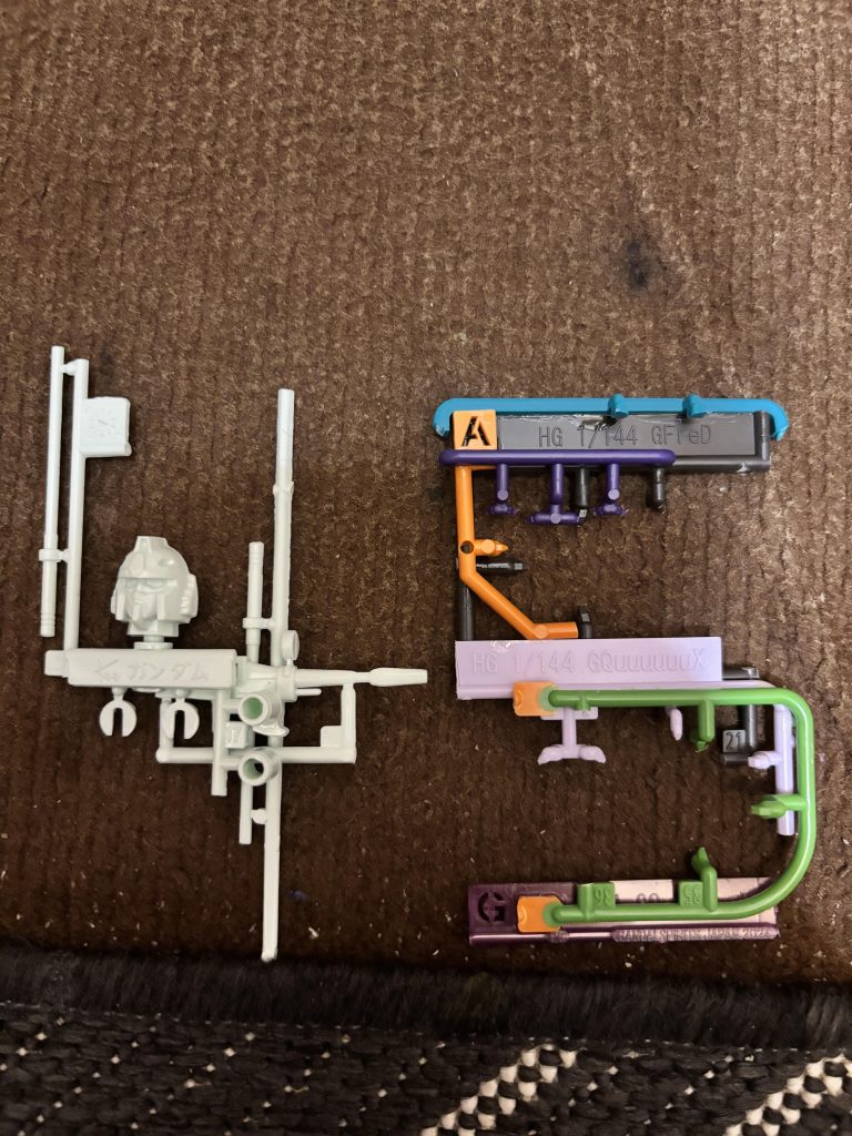 8月2日から9月末までの展示ということで、新規で作ると展示期間が短くなるので以前作ったガンダムとグフのジオラマを使うことに。45周年のロゴだけ新規で作りました。4は全ての始まりの旧キット1/144ガンダム、5は最新キットHGジフレドのランナーを使用。過去から未来へという意味を込めてみました!色の進化もすごいですね😊