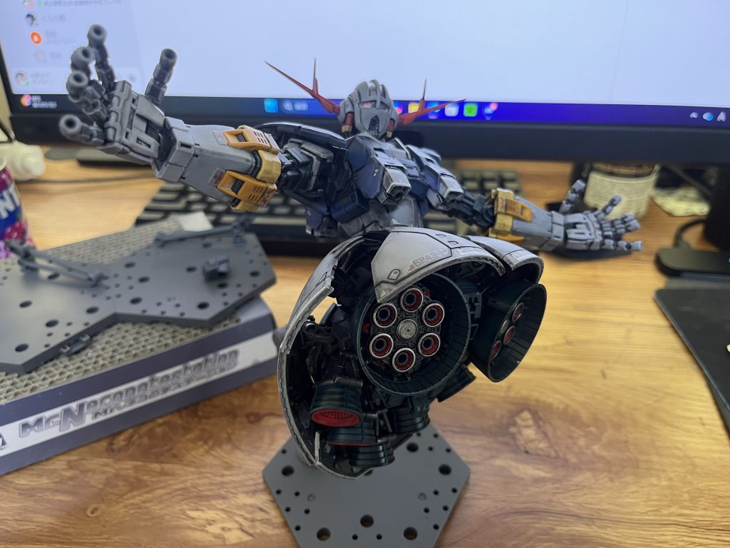 8/5 製作 RG ジオングエアブラシやジオラマで失敗を繰り返し、ちゃんと形になる作品ができないままでしたので一旦シンプルに組み上げて部分塗装をし、軽く汚しました。ジオングに関してですが、ガンダムらしくないデザインでなくて私もビックリしたのですが、この不気味さとカッコ良さになんだかんだ惹かれた機体です。スカートの下から覗く大きなバーニアが大変えっちです。