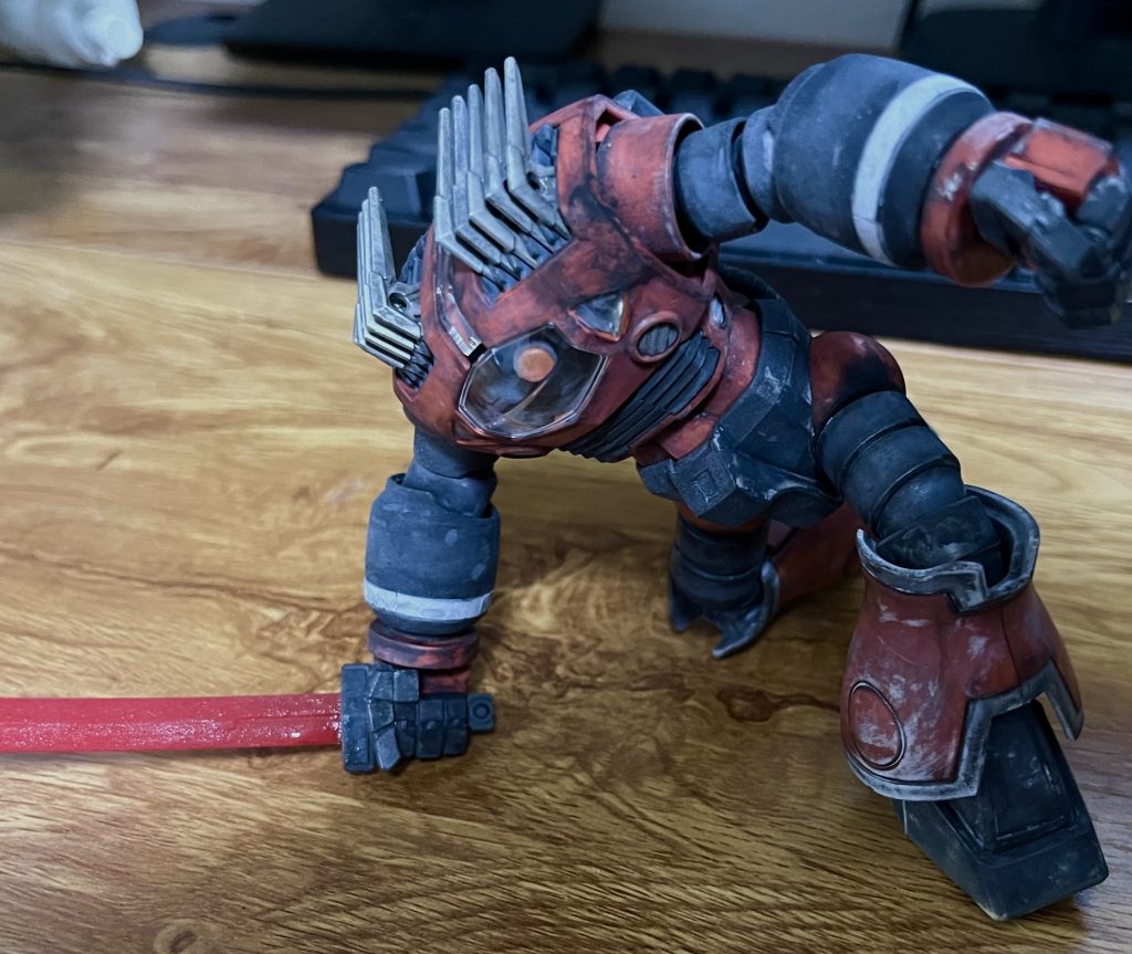 8/6 若干失敗 HG ゾゴック失敗続きで傷心気味だった心を癒してくれた変な水陸両用モビルスーツ、ゾゴックです。お前が作んのこんなんばっかやんって思われそうですが、好きなんですもん。若干失敗とありますが、写真のゾゴックの左足に目立つ白いモヤがそれです。恐らく湿度が原因なんじゃと思ってますがミスターホビーの水性プレミアムトップコートを吹いて乾燥させていると全身が真っ白になってしまいました。溶剤などで拭いたりしたら多少は取れたりもしましたがどうしても無理なところも…の結果がこの作品です。ただこの日別に雨降ったりもしてなかったり、特別多湿なわけでもなかったんですよね…。今現在はトップコートはMｒ.スーパークリアのつや消しを使っています。（これに変えてからは白化しなくなりました。）  