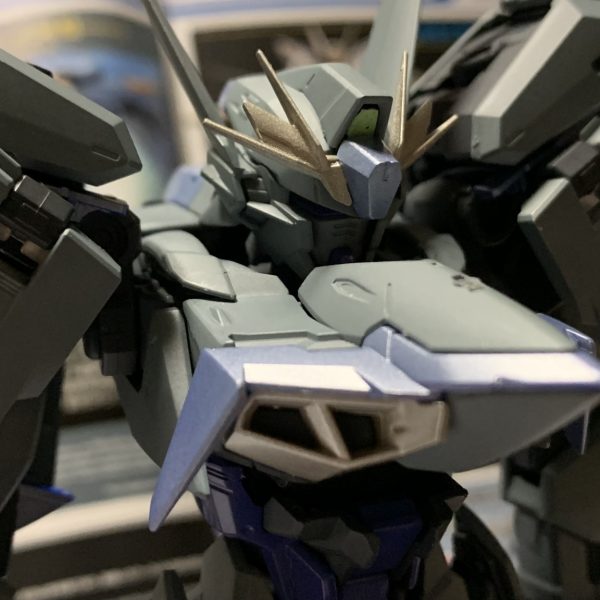 リサイクルショップで素組みの中古キットを入手。全バラ後、簡単なゲート処理して塗装。　以前のペーネロペーのあまりの塗料を使ってグレーに。脳内ではG3ガンダムかセンチネルのイメージなんですが。　もう少し細かい仕上げが残ってますが一旦組んで確認中。また完成してUPします。（4枚目）