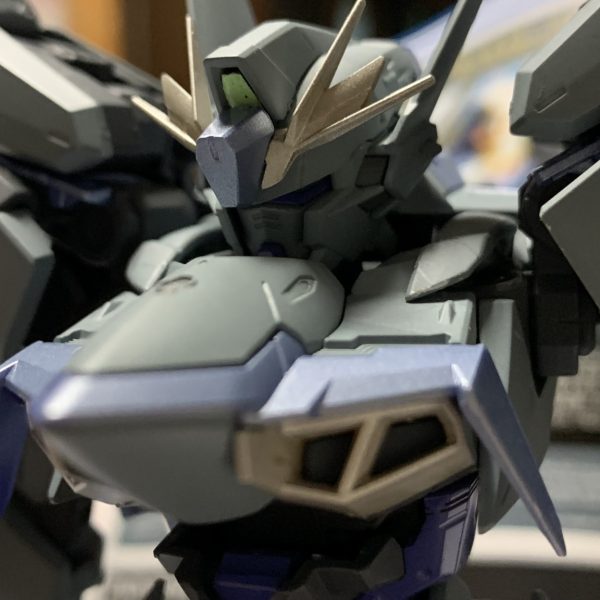 リサイクルショップで素組みの中古キットを入手。全バラ後、簡単なゲート処理して塗装。　以前のペーネロペーのあまりの塗料を使ってグレーに。脳内ではG3ガンダムかセンチネルのイメージなんですが。　もう少し細かい仕上げが残ってますが一旦組んで確認中。また完成してUPします。（3枚目）
