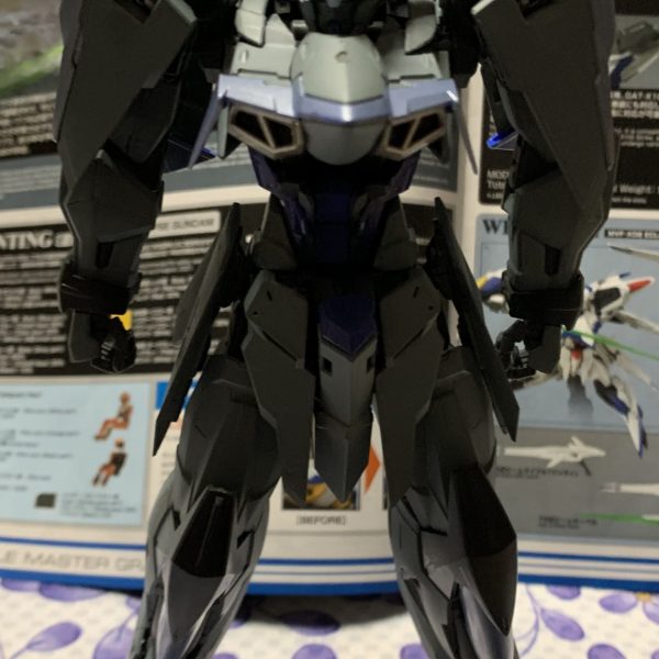 リサイクルショップで素組みの中古キットを入手。全バラ後、簡単なゲート処理して塗装。　以前のペーネロペーのあまりの塗料を使ってグレーに。脳内ではG3ガンダムかセンチネルのイメージなんですが。　もう少し細かい仕上げが残ってますが一旦組んで確認中。また完成してUPします。（2枚目）