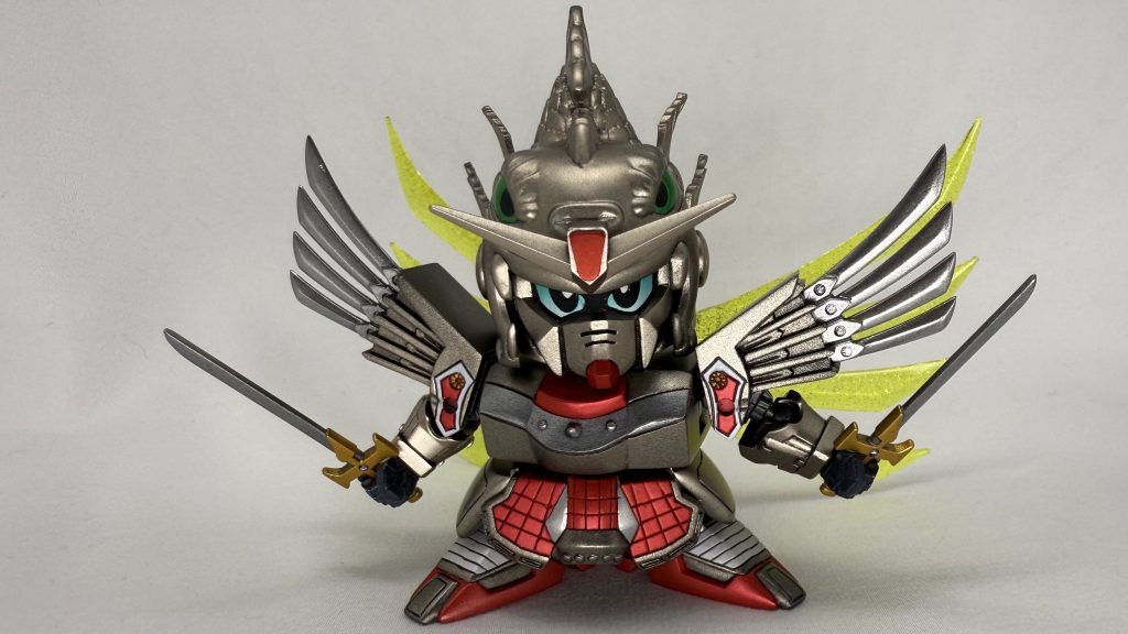 千生将軍ーサラマンダートップー腕の可動域を広げているので“双生剣“を構えるポーズもバッチリ決まります。