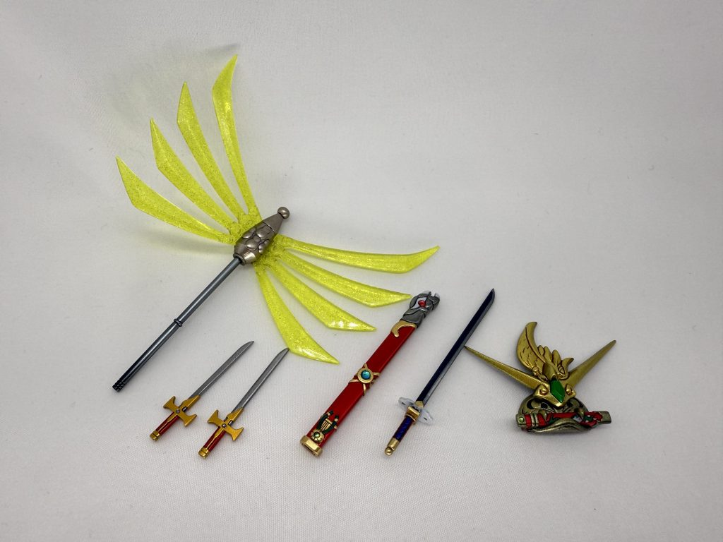 武器類。真ん中の“千貫剣“の鞘もきっちり塗り分けています。また、ネオジウム磁石を仕込んで手に持たせられるようにしています。