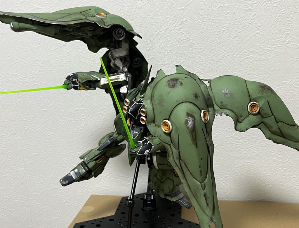 当時は自立させるのに苦労しましたが、今はアクションベースの支柱を2本使って支えております。羽根を盾として構えた時に後ろ羽根の内部機構が見えるのがとてもえっちだと思います。