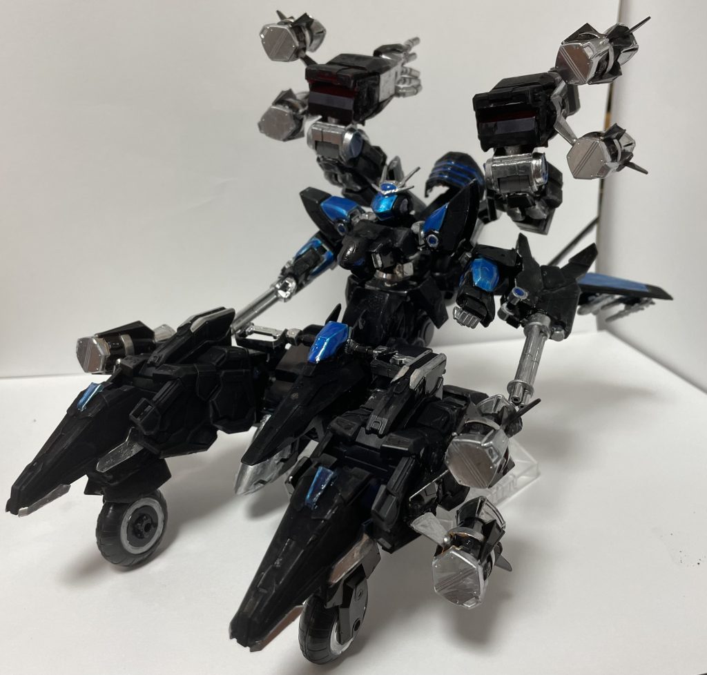 こちらはビークルモード。両腕に装備されたガトリングで攻撃します！