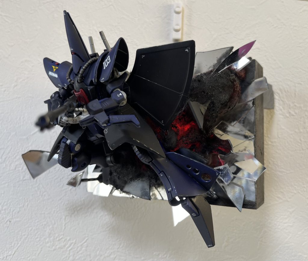 作ってから気づいたのですが、見る角度によって結構印象や表情が変わる作品になりました。