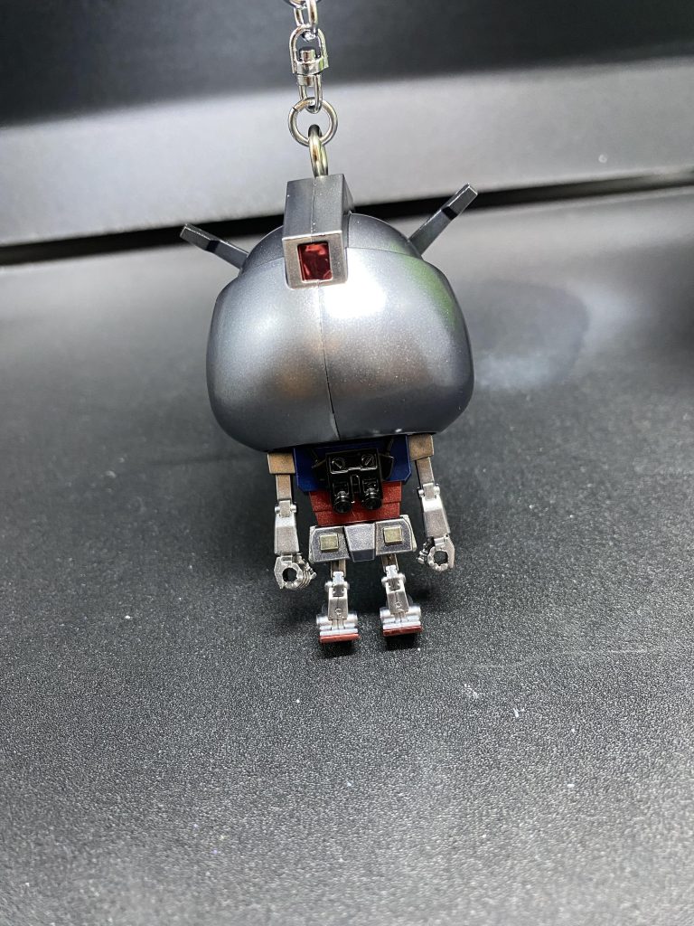 全体的にメタリック塗料にて塗装し、最終クリアブラックにて、色を調整。もう一層濃いめで吹きたかったのですが、息子が待ちきれずに組み上げたのでこれにて終了に致しました。