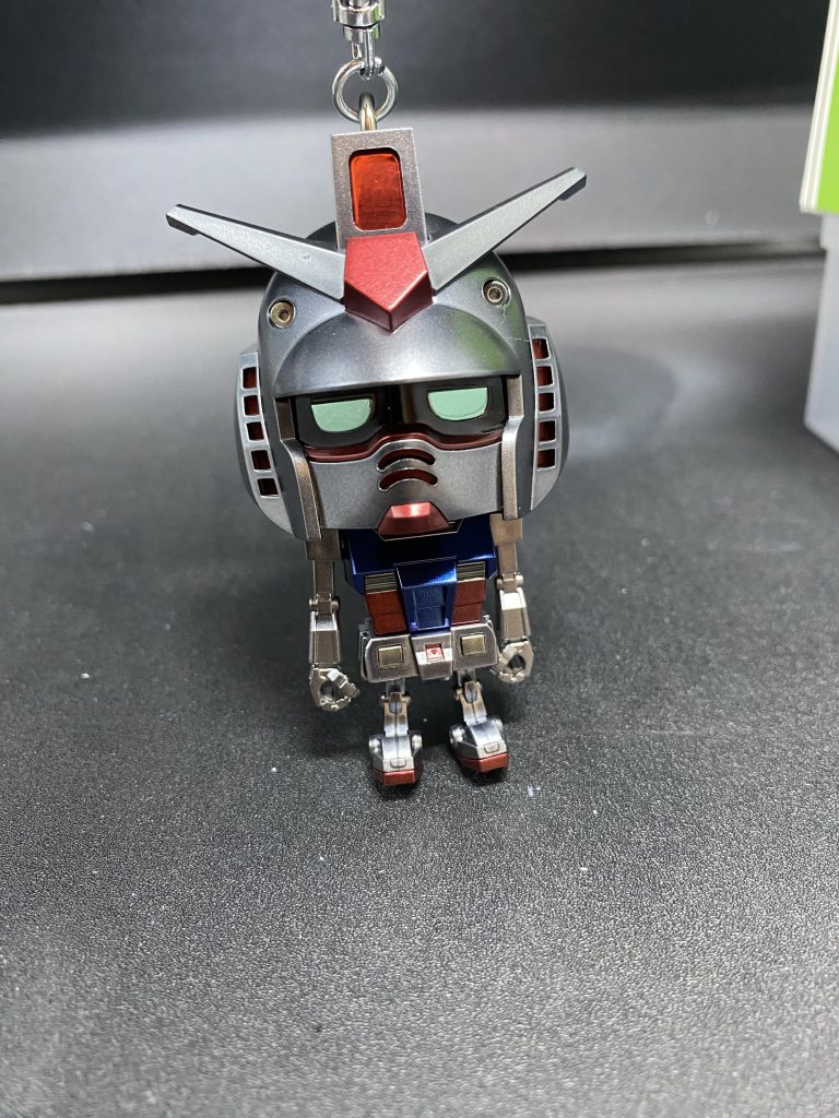 息子は特に色のこだわりは無かったので、ディアクティブモード風に塗装するつもりでしたが、ただの暗めのメタリック塗装になってしまい出した。