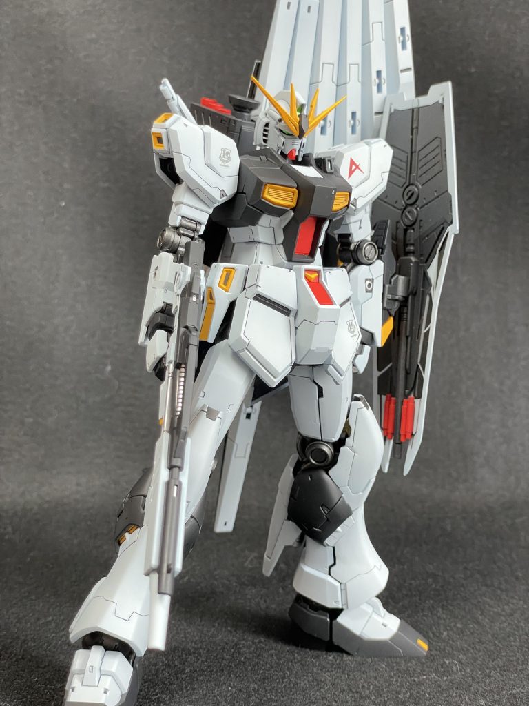 キットのアレンジは全体的に段差のあるディテールが多くて、凸凹した印象を受けます。シンプルでカッコいいが自分のνガンダムのイメージです。なので、肩や足の分割も変更し、ディテールも減らしました。スネの装甲が動くのもオミットです。頭はEGのものにRGのアンテナをつけています。
