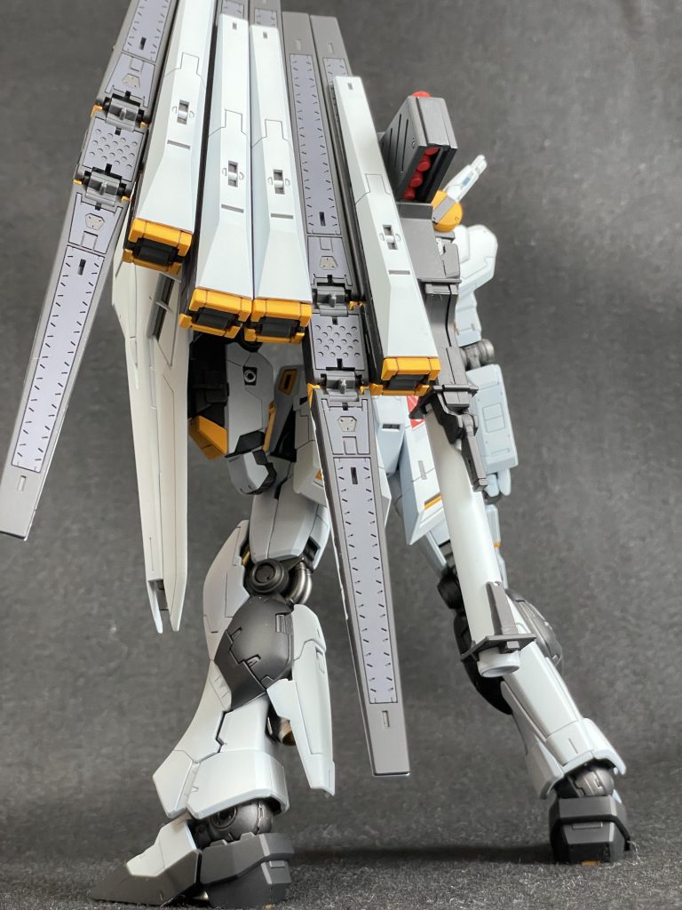 フィンファンネルは塗り分けてみました。突起のようなディテールもなくしています。フレームはいつものヘキサフレームガンメタルに一部スターブライトアイアン。ヘキサフレームガンメタルはメタリックだけど主張が激しくなくて好き。