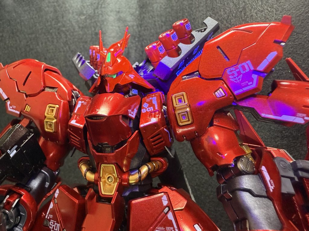 カメラアイはリアリスティックデカールの上から蛍光グリーンを塗装してます。ブラックライトでピカーン💡