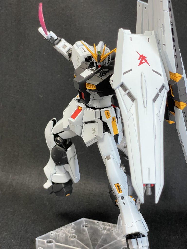 シールドもツルッとさせました。右胸のアンテナみたいなのもなしで。