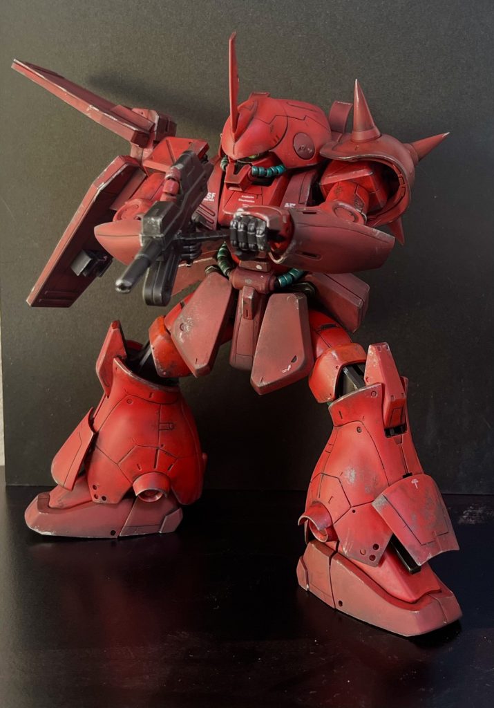 今回初めてスジ彫りというものに挑戦してみました。感想としてはめちゃくちゃ難しかったです!すぐに刃が明後日にズレちゃうし、彫りすぎて貫通することもたまーーーにありました。でも全身彫り終わえてスミを入れた後の気持ちよさとかっこよさは圧巻でしたね丸モールドやマイナスモールドは簡単にディティールアップできたから今後もちょくちょくやりたいなと思いましたけど、スジ彫り自体は時間がかかりすぎるのもあってまたやりたくなったらやろうかなと思います。