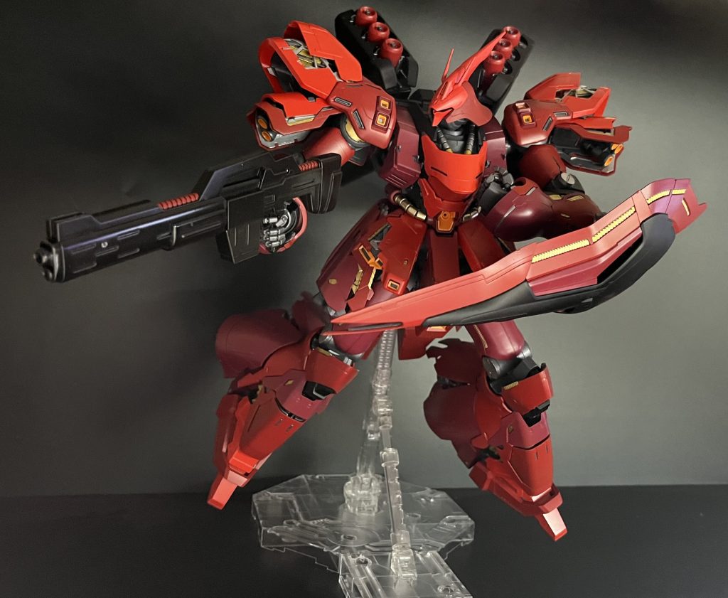 そして今回も缶スプレーで全塗装！色をしっかり塗り分けるだけでかなり引き締まった印象になりました！塗って大成功でした！！赤は3段階、明るい方からシャインレッド、サザビーレッド、シャアレッドを使用しています。内部フレーム部分には所々シルバーとゴールドを部分塗装して外装の隙間からチラ見えするようにしています…！！