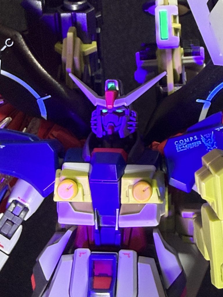 カメラアイとセンサーを蛍光グリーンにて塗装を行いました。