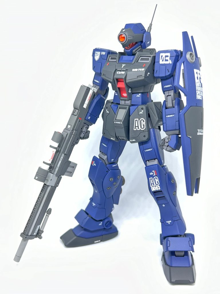 フロントビュー結構細かい箇所を改修してみました。ひとつ手を出すと次々と気になってしまうタチなので、完成まで余計な時間をかけてしまいました（反省）。見どころは目玉のオヤジ的な一つ目バイザーへの改修です。キットのバイザーにエポパテ盛って削りまくりました。ただ、設定画が正面と背面の2枚しかないため、立体化にあたっては相当迷いました。作りやすさを優先し、結構デザインをアレンジしていますが如何でしょうか？（雰囲気は出たかと思います。）カラーレシピは、今後もこのA.L.Lのシリーズを製作する都合から、今回もMr.カラーのガンダムカラーをビン生で塗装しています。腰と膝の艦隊コード「AG」は、紛らわしいですが「アーガマ」ではありませんw設定上、このジムスナⅡはアレキサンドリア級「Al-Gizeh（アル・ギザ）」の第7小隊に配備された機体とのことです。U.C.0084となるとグリプス戦役前なので、少なくともアーガマはまだ建造中なのでは？と思われ、素直にそのまま「AG」にしておきました（当初は、アーガマの艦隊コードと差別化する意味で「AGz」にしようかとも思いましたが…。）。