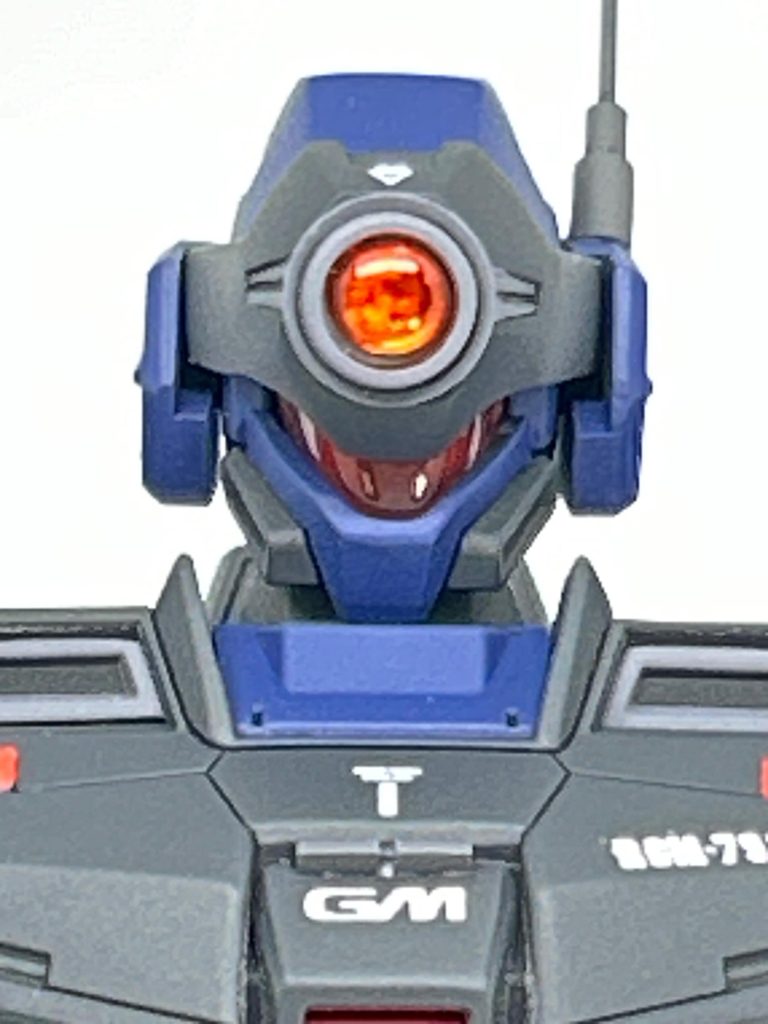 地味なところですが、設定ではメインカメラのバイザーレンズがベース機のグリーンからオレンジに変更されています。これはどうしたものかと一思案。キットのレンズを「おゆまる」で型取りし、Mr.UVクリアパテで複製するかたちで自作しています。整形には酷く手間がかかりましたが、更にクリアーオレンジで塗装したところ綺麗に透過。自分なりに上手く出来たと思いますし、今後に向けて自信がつきました。