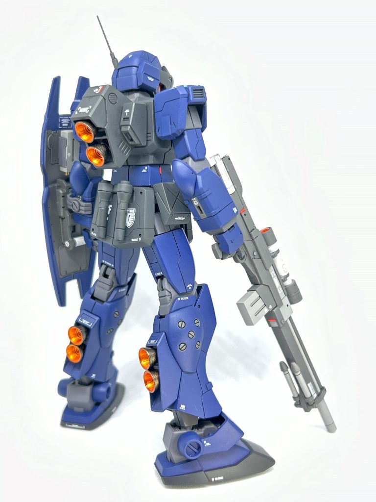 リアビューバーニアはいつも通りWAVEのU・バーニアに置換しています。下地にシルバー吹いてから、ここも設定通りにクリアーオレンジを上掛けしています。あまり見ない配色ですが、これはこれでアリですね。ランドセルと脹脛のバーニアが同サイズのため、もの凄い出力アップの気がしますが、近代改修機なので気にしない気にしない…。