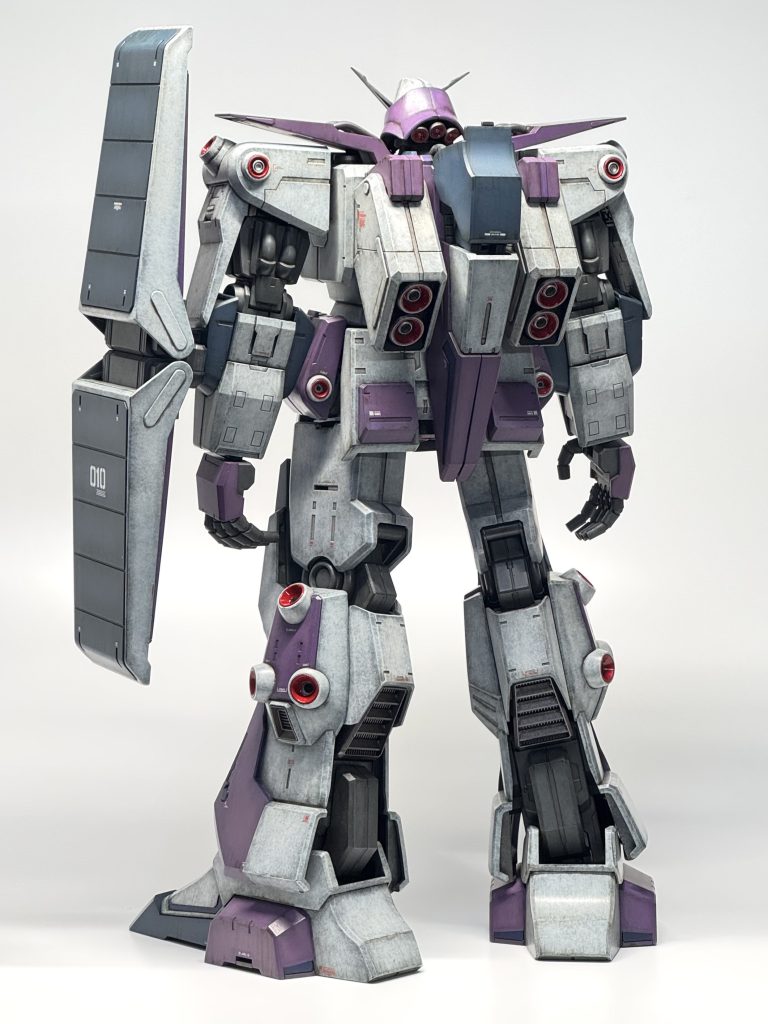 背面。バーニアはシルバー→クリアーレッドを筆塗り。…何気に大変でしたが効果はあったかなと思います。