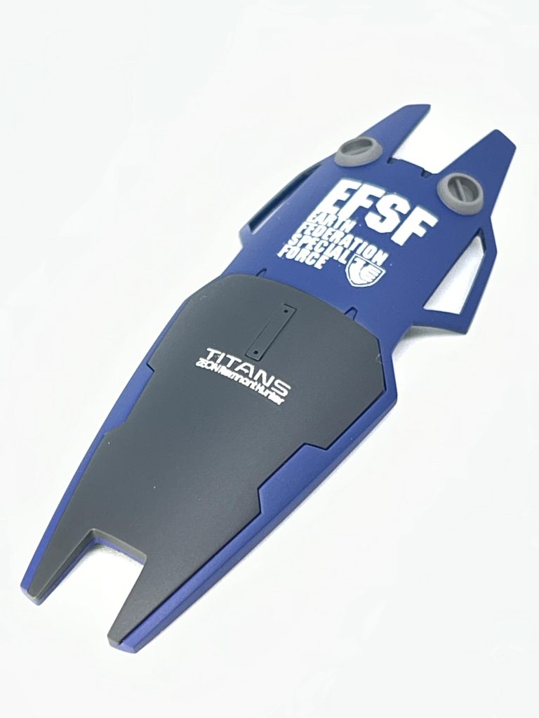 シールドです。これまでの反省点を生かして、基部は最初からネオジムで磁着させました。表面にはいつものスタンピングリーフを使った自作デカールを貼っています。ティターンズは特殊部隊扱いなので、今回はお遊びで「SPACE」の箇所を「SPECIAL」に変えてます。U.C.0084だと、ティターンズも設立間が無い時期ですので、敢えてグリプス戦役時に貼られている鷲（鷹？）のエンブレムは避けました。なお、ロゴ文字「TITANS」の下には、これまたお遊びで「ZEON Remnant Hunter（ジオン残党狩り）」と表記しています。