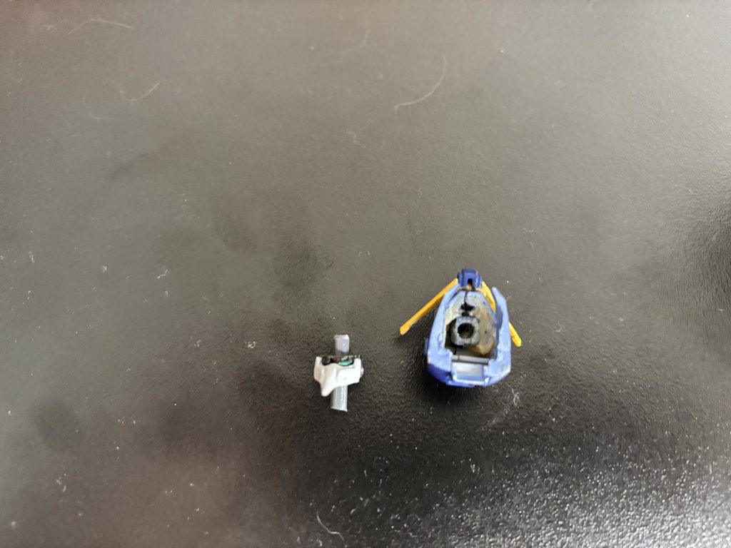 フェイスはEGνガンダムをベースにプラ板を貼り付けたものです。ヘルメット側は中をくり抜き、接続するためのポリキャップを無理矢理パテで固定しているだけで割と雑です。