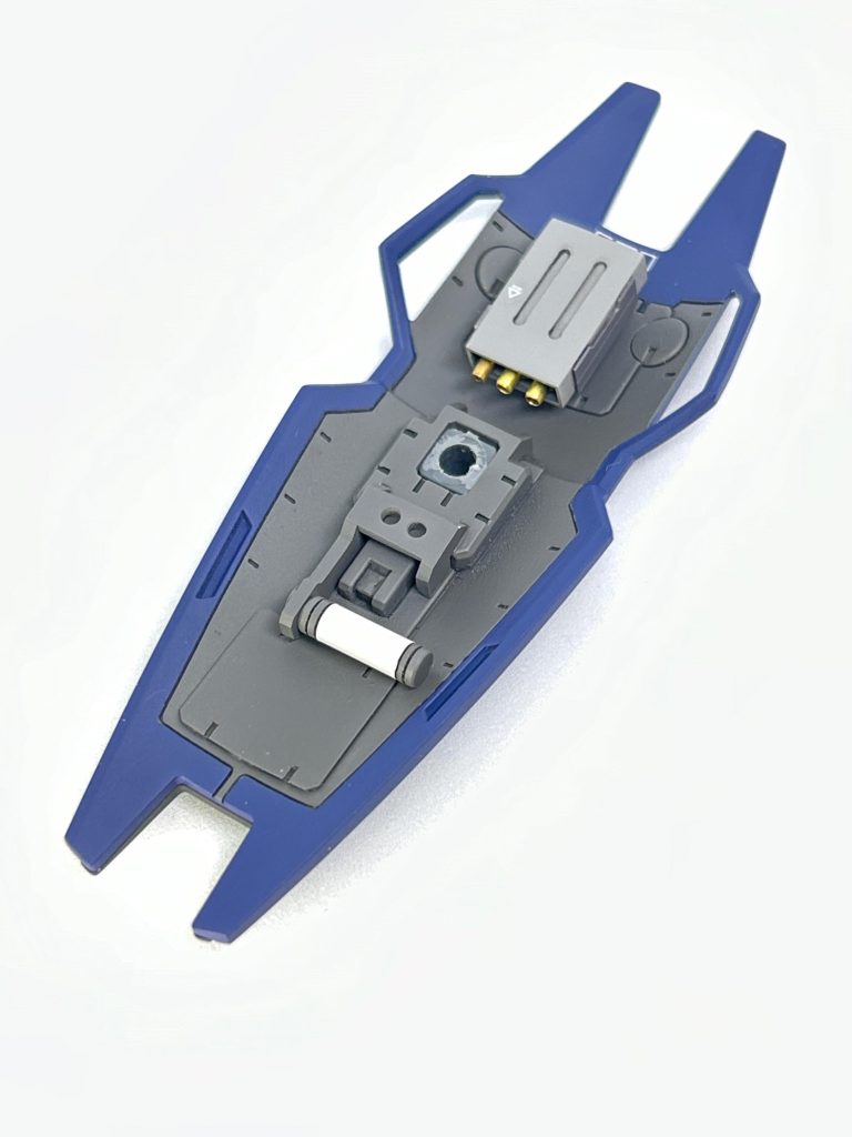 シールド裏です。L-9ビームライフルは、マガジン一つで「一発」…しか撃てないそうです。それは流石に心許ないので、スペアマガジンをひっそりとシールド裏に装着しています。ネオジムで脱着可能とし、接続端子は極小ハトメと真鍮線パイプで情報量アップ。なお、シールド下方にモールドされていたジムマシンガンのスペアマガジンを削除したほか、RX-78などに見られるハンドグリップをそれらしくプラ材で新造しています。