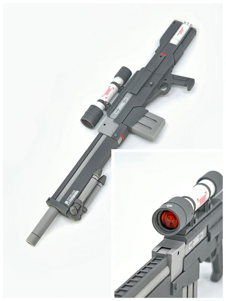 そして問題のL-9ビームライフル。グリップ部のみキット付属のジムマシンガンから流用、あとはプラ材を駆使して根性でスクラッチしていますが、それなりにカタチにはなったかと思います。スコープのレンズは、クリアオレンジに塗装したWAVEのH・アイズですが、下地にWAVEのベーシックエッチングを貼り付けたところ、レンズ越しに正円がうっすら透過してリアルさが増しました。ここは個人的にお気に入りのポイントです。