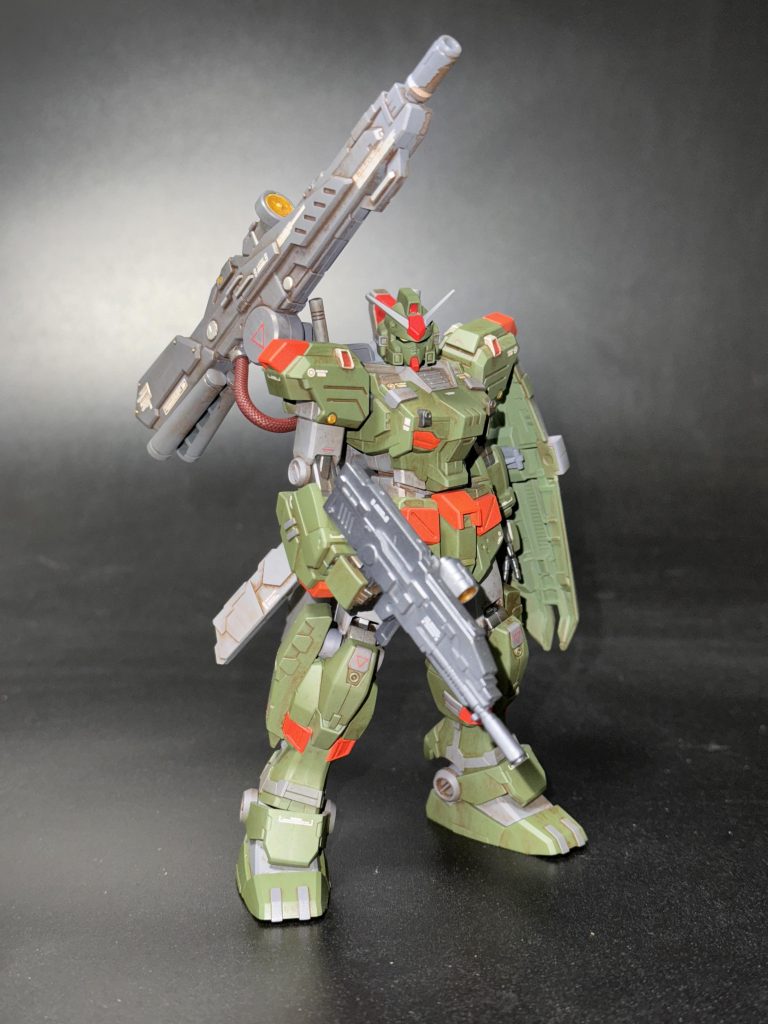 背部メガビームキャノン？にはコトブキヤさんの改造パーツのエネルギーケーブル的なものを追加。塗装以外で唯一手を加えた部分。