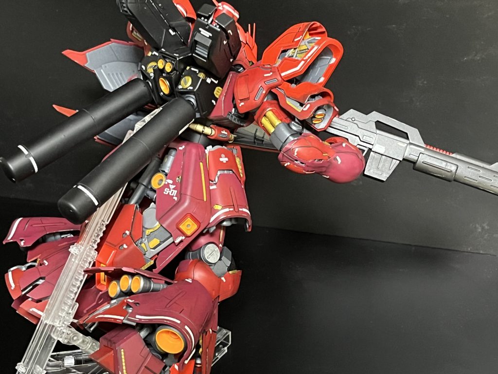 さて、今回はずっと作ってみたかったサザビーVer.Kaに挑戦してみました。結果としては所々折れちゃったりして大変なキットだったのですが、作り上げた時の感動が今までのキットとは桁違いでした！！とにかくデカイ！！大満足です！！ 次回はティターンズ製作に戻って、バウンド・ドックを作っていきます！最近コストの高いことを立て続けにしていたので今回は息抜きに成型色で無塗装ウェザリングで気楽に作っていこうと思います！！では👋