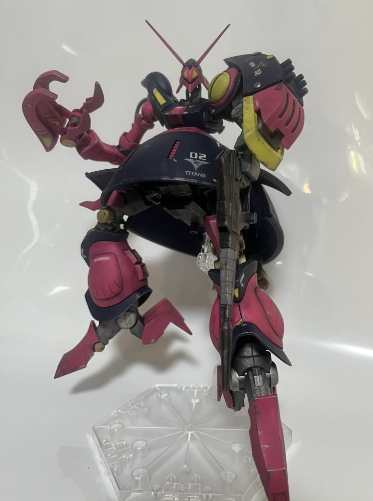 で、いきなりですが完成系です!!今回少し急ぎ気味で進行したため素組みの写真を撮り忘れちゃいました…内部フレーム(?)部分はライトガンメタを吹いて細かいところはゴールドとシルバーで筆で部分塗装しています。今回どうするか迷ったのがパイプ部分のパーツなんですよねー、今回のバウンド・ドックはパイプパーツが軟質樹脂でして、そのまま組むとおもちゃ感が強く出るのであまり好きではありません。ただメタルパーツにすると莫大なお金がかかります、パイプパーツ1個作るのに500円以上ざらにかかるんですよね、アレ。(なんかいい方法ないですかね…)