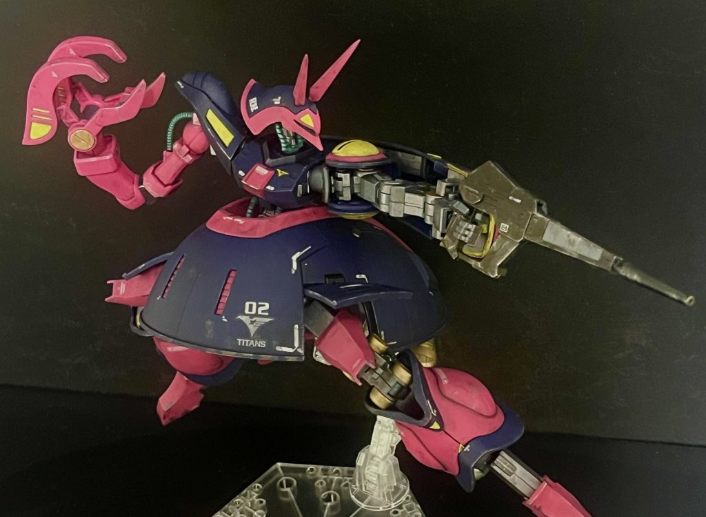 「カミーユ、貴様は俺の……ッ」というわけでバウンド・ドックでした。ロザミア・バダムやゲーツ・キャパのイメージが強いバウンド・ドックですが、自分はジェリドの駆るバウンド・ドックが1番印象強く大好きです。ただただジェリド・メサが好きなだけかもしれませんが、力強い執念と神秘的な力を感じるかっこいいMAです! 次回は「散弾ではなァ!!」でお馴染みあの機体の予定です、では👋