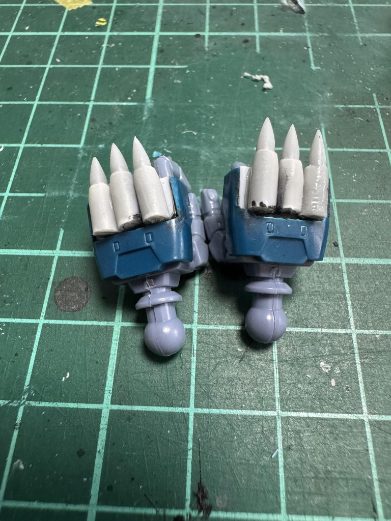 制作途中。甲のパーツをぶった斬り、プラ板で添え板をしてから丸プラ棒をやすって尖らせた物を貼り付け、上からパテを盛りました。パテは大の苦手で形が歪なのはご容赦ください。。