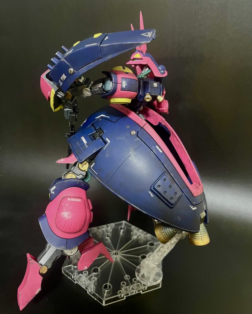 イケメンすぎるやろこのポーズ…後ろ姿はこんな感じデカールは使う予定の無くなったサザビー用のデカールをライン上にうるさくない程度に散らしました。ケツと背中のバーニアはゴールドに、背中のランドセル部分のバーニアはかなりちっちゃかったので自分好みのサイズのものを後からくっつけてます。