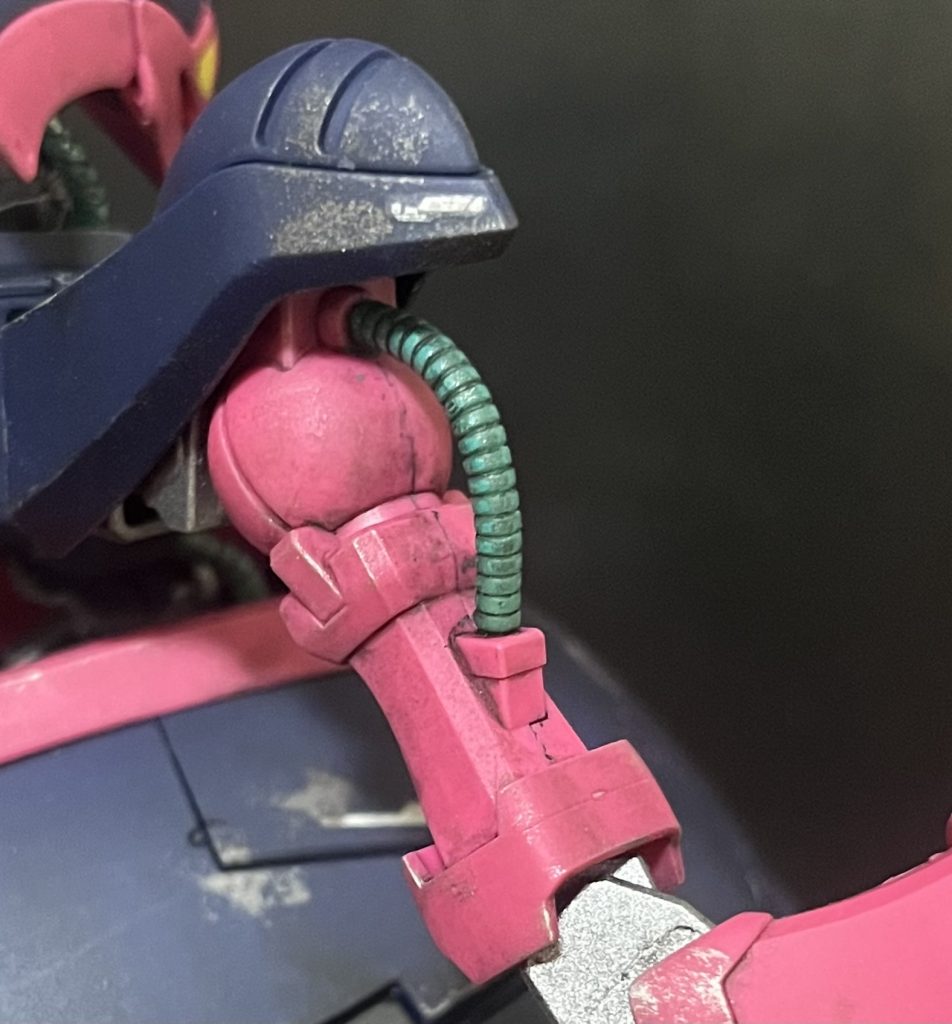 で、今回は費用を抑えるために軟質樹脂パーツはそのままにコバルトグリーンを吹いて上からシャインシルバーを吹いて少しでも金属光沢っぽい感じにツヤが出るようにしてみました。ま、上から汚したからあんまりそれっぽくなってるかはイマイチわかんないんですけどねー